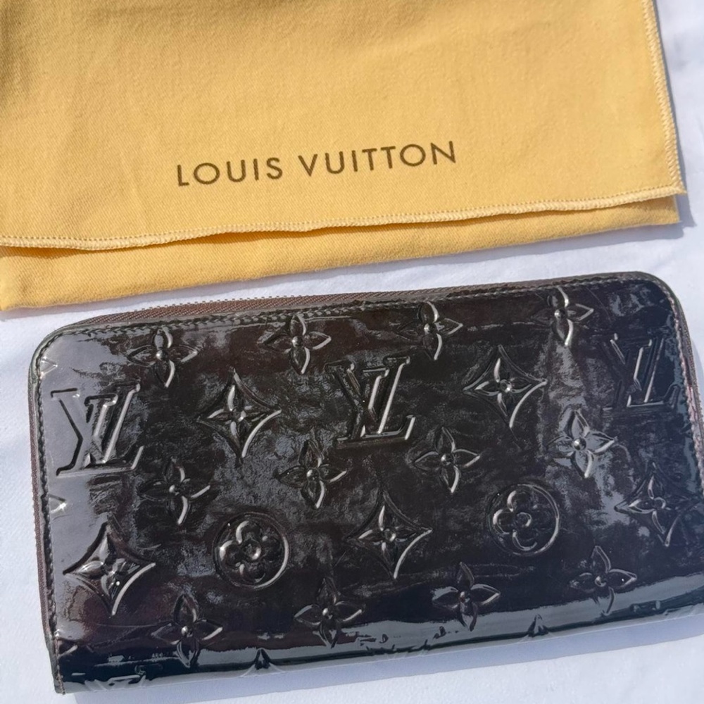 AUTHENTIC Louis Vuitton Zippy